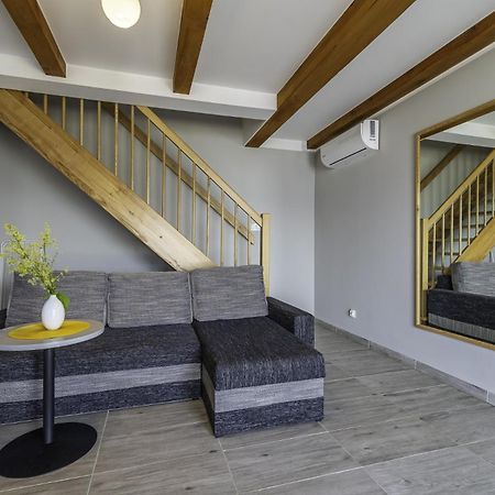 Frajda Domki - Apartamenty 6-Osobowe - Salon I Dwie Sypialnie Oraz Studia 4-Osobowe - Pokoj Z Aneksem Kuchennym Rewal Luaran gambar