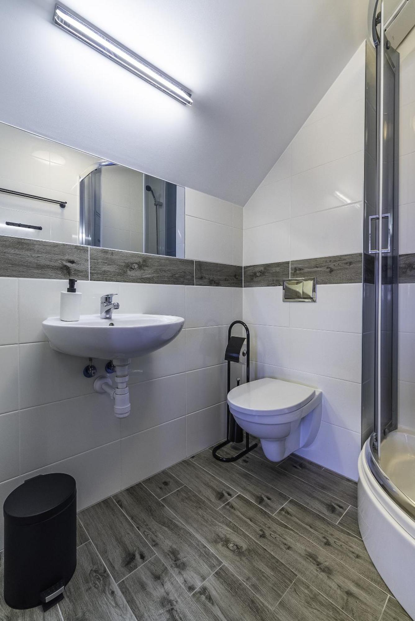 Frajda Domki - Apartamenty 6-Osobowe - Salon I Dwie Sypialnie Oraz Studia 4-Osobowe - Pokoj Z Aneksem Kuchennym Rewal Luaran gambar