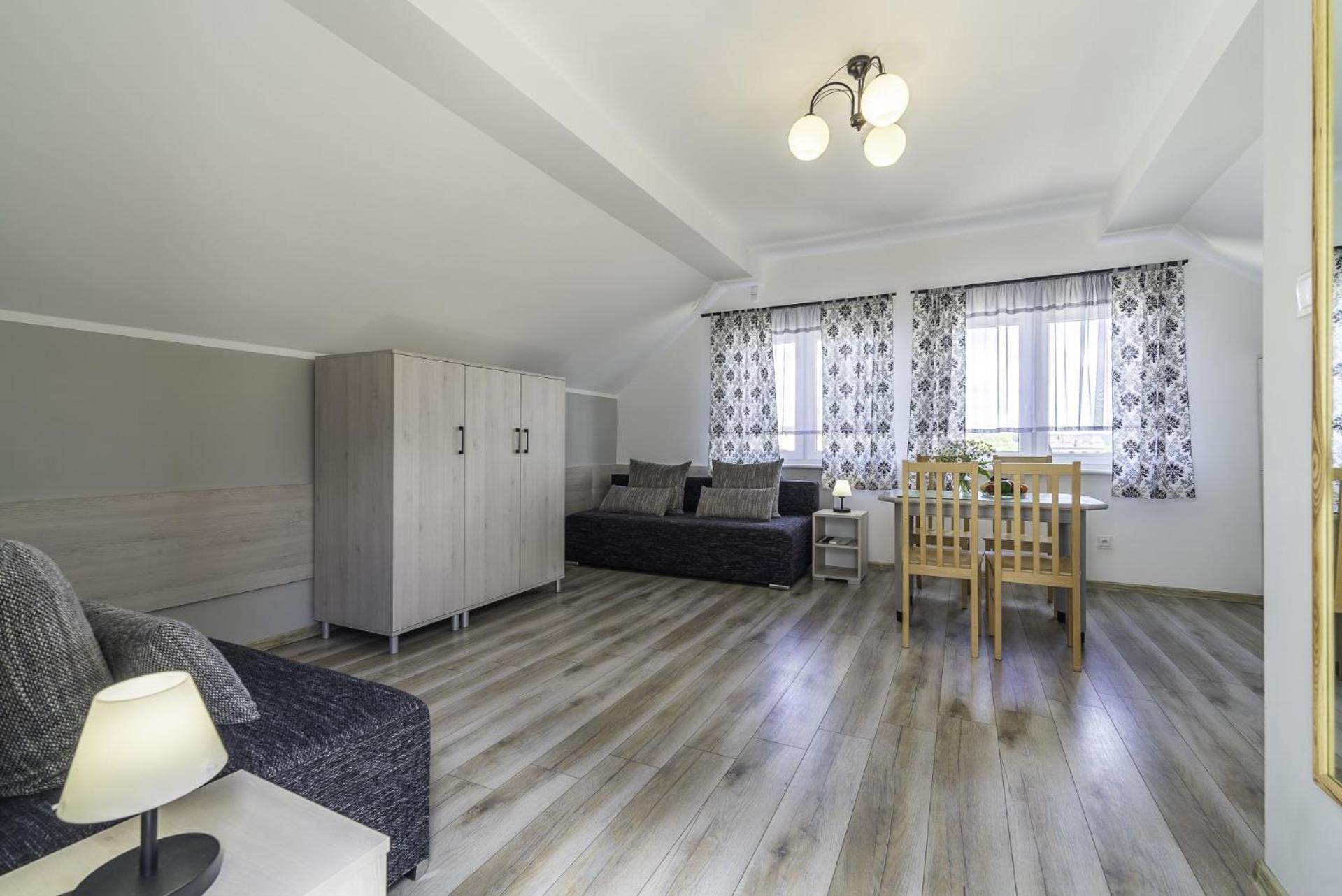 Frajda Domki - Apartamenty 6-Osobowe - Salon I Dwie Sypialnie Oraz Studia 4-Osobowe - Pokoj Z Aneksem Kuchennym Rewal Luaran gambar