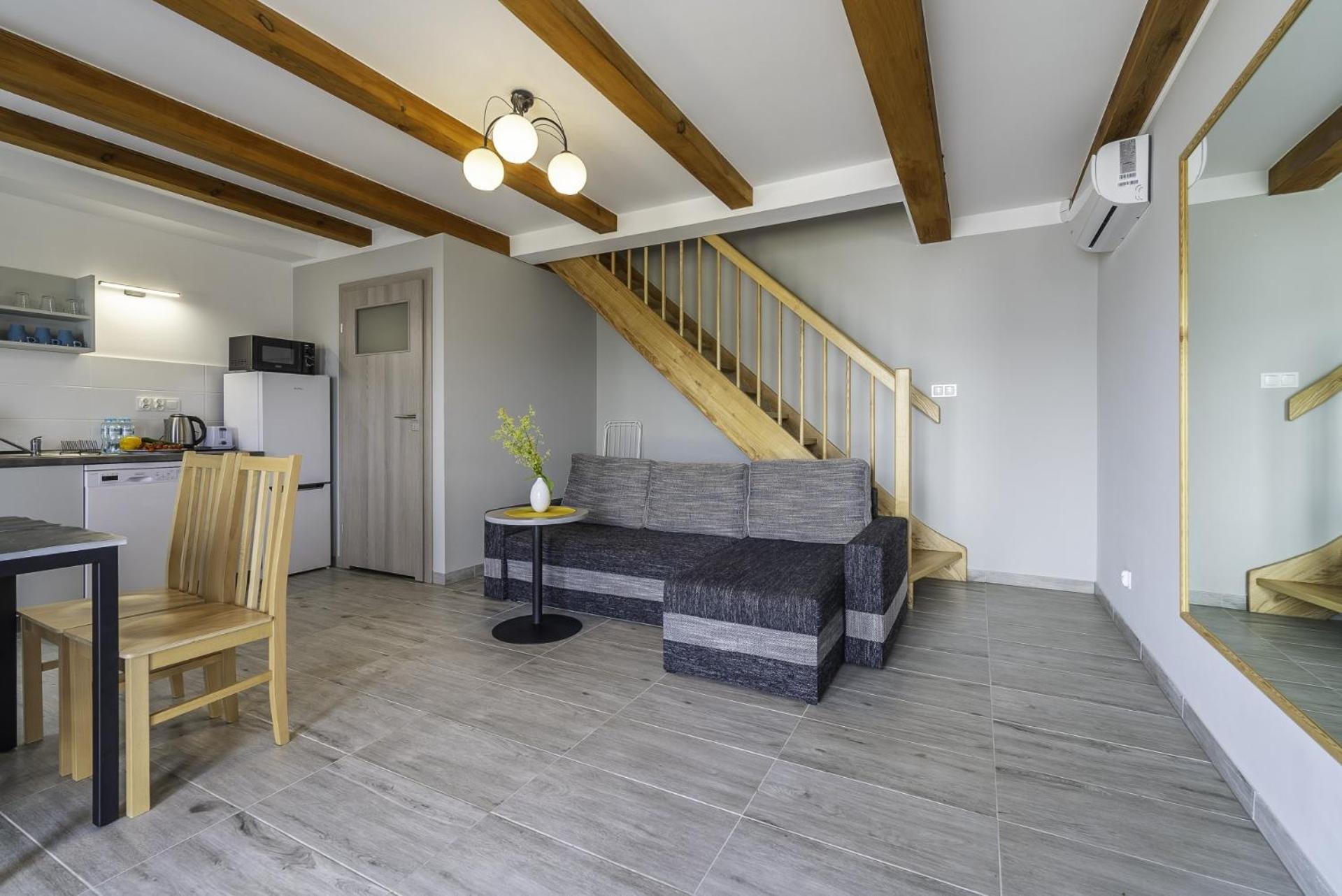 Frajda Domki - Apartamenty 6-Osobowe - Salon I Dwie Sypialnie Oraz Studia 4-Osobowe - Pokoj Z Aneksem Kuchennym Rewal Luaran gambar